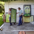 Mal�� a grafik Jan Kubela p�ipravuje expozici