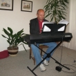 J.Q.Valter hraje pi vernisi na klvesy