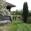 host� se sch�zeli kv�tnatou cestou
